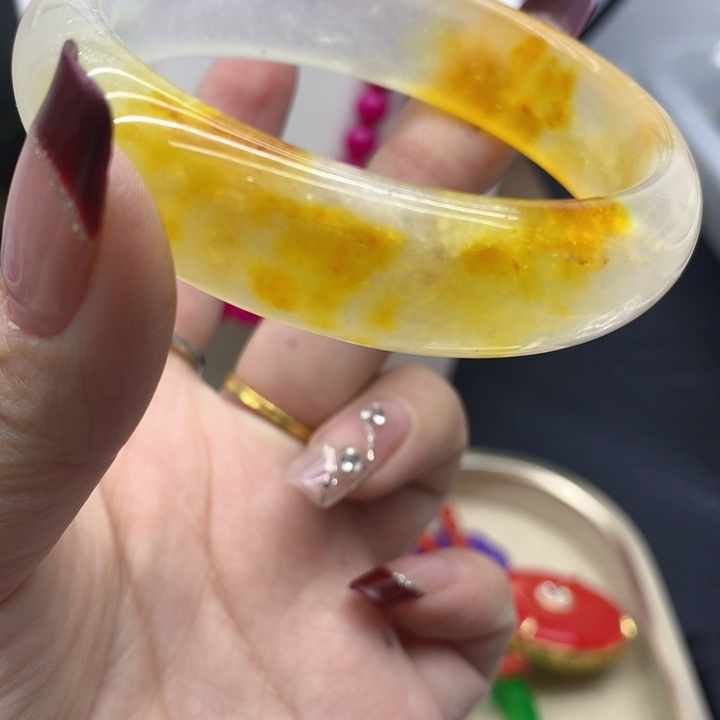 翡翠颈饰未镶嵌手镯