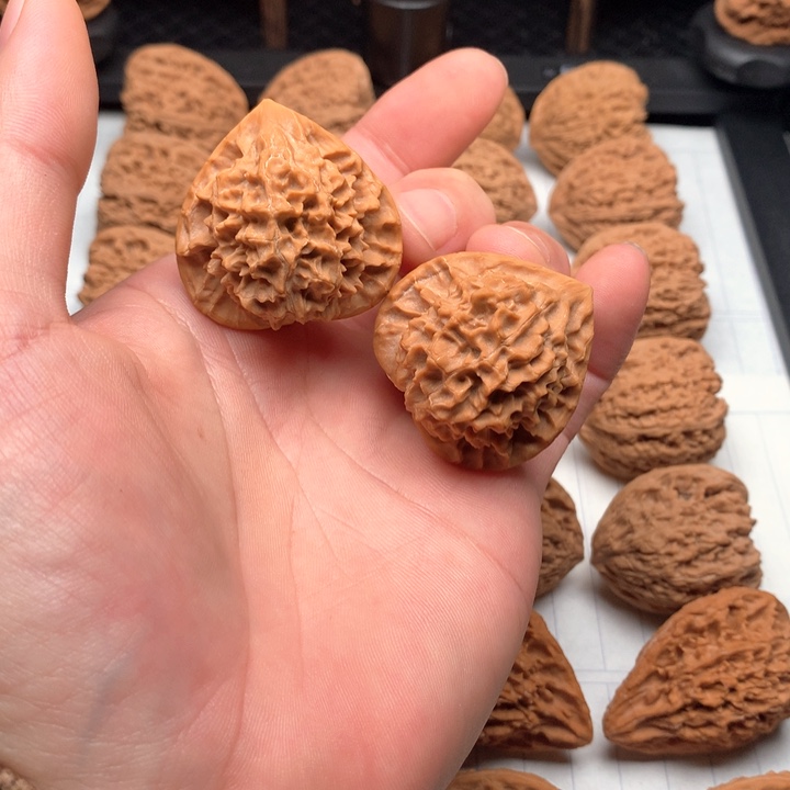 文玩核桃吊坠金山