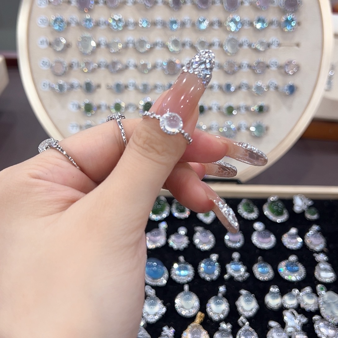 菲***菲蛇纹石玉银S925镶嵌颈饰