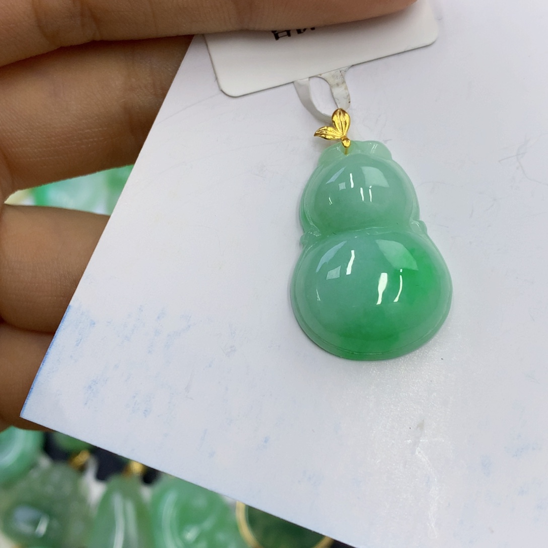 金***心翡翠18K金镶嵌颈饰翡翠