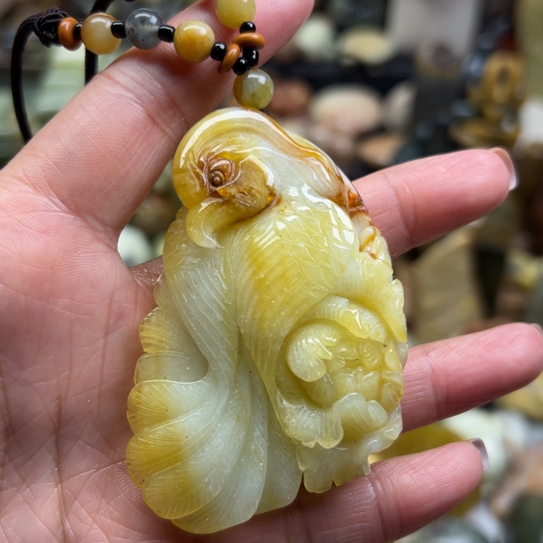 岫玉未镶嵌颈饰玉石王大鸟