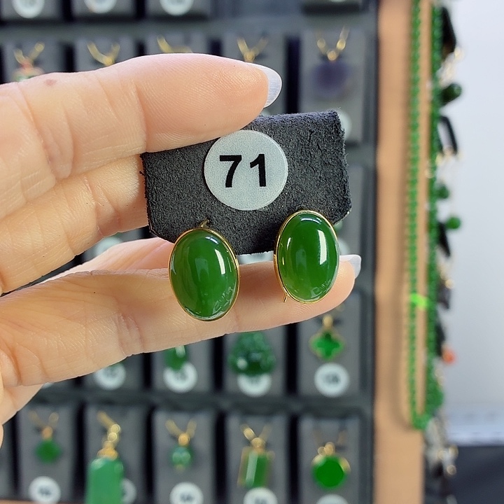 用***6和田玉18K金镶嵌耳饰