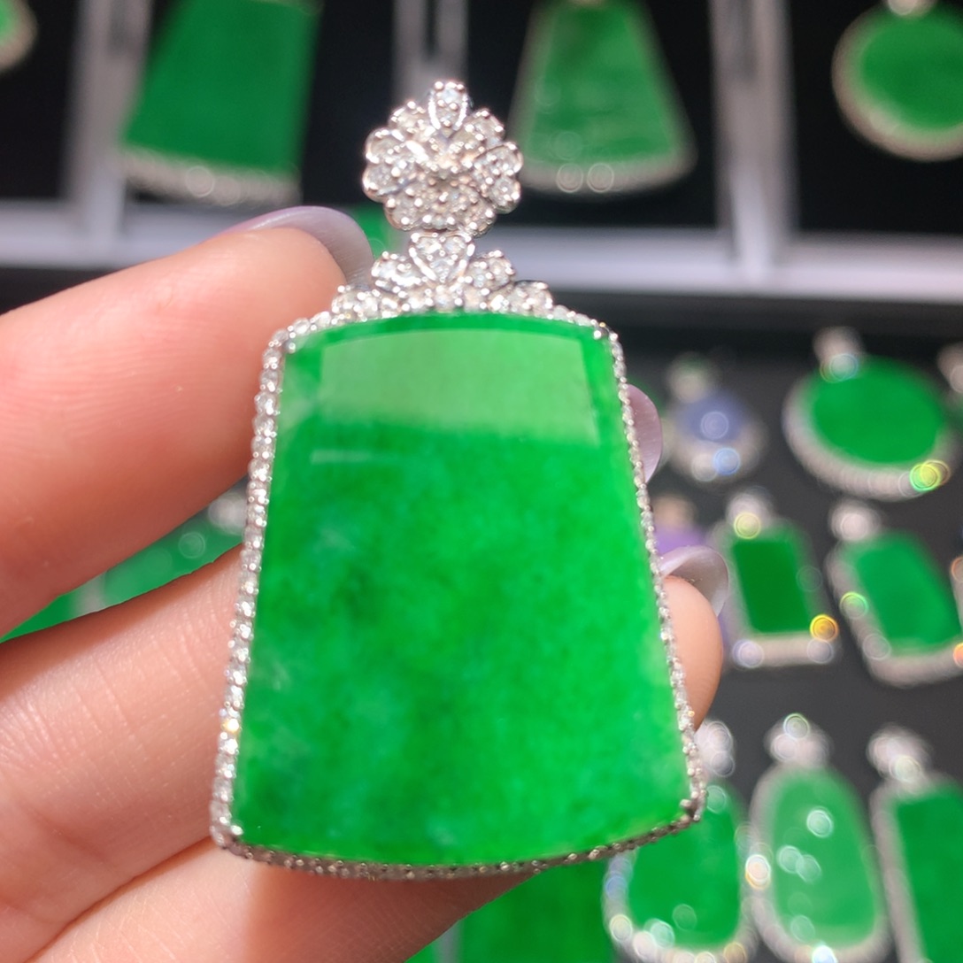 翡翠颈饰18K金镶嵌翡翠