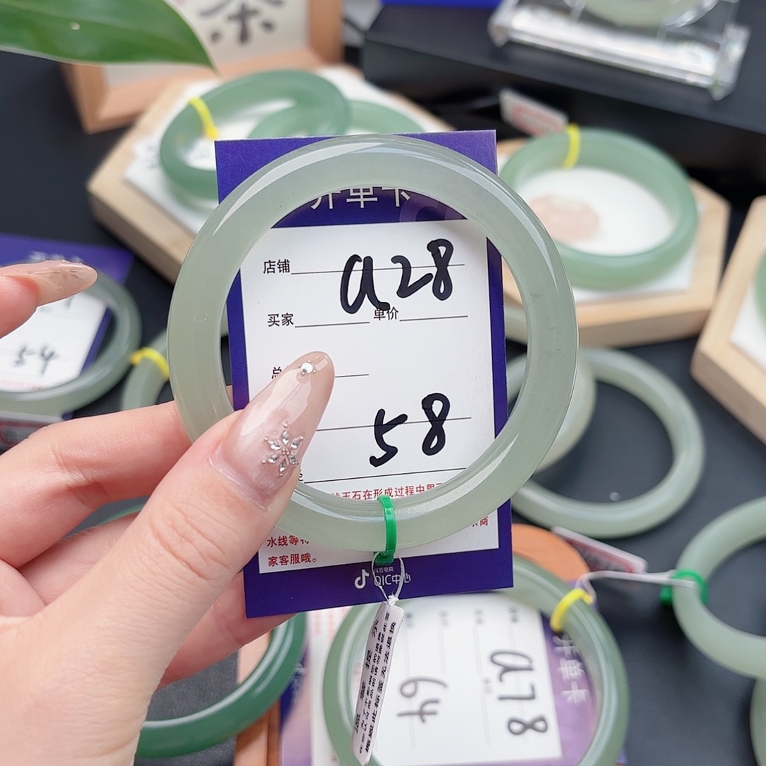 晓***雨石英质玉未镶嵌手镯