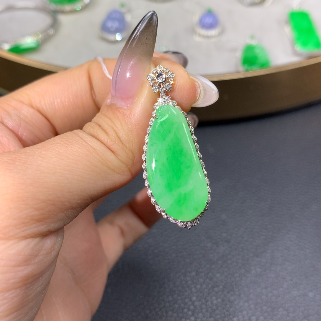 翡翠颈饰18K金镶嵌翡翠