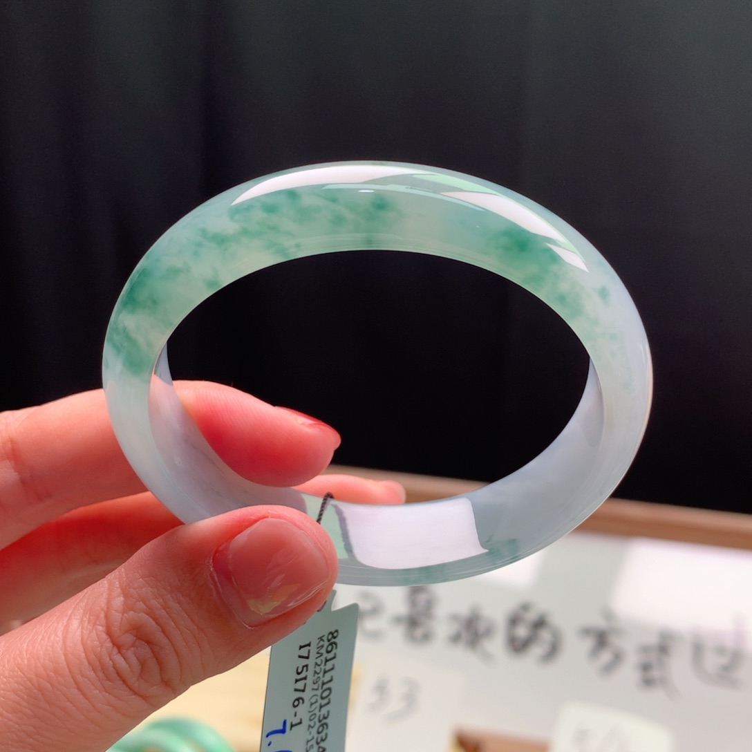 翡翠手镯未镶嵌缅甸