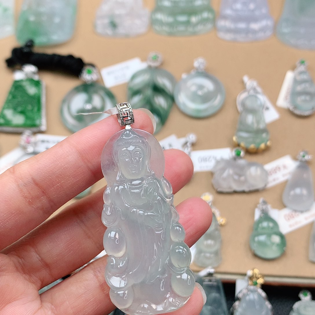 翡翠颈饰18K金镶嵌站观音