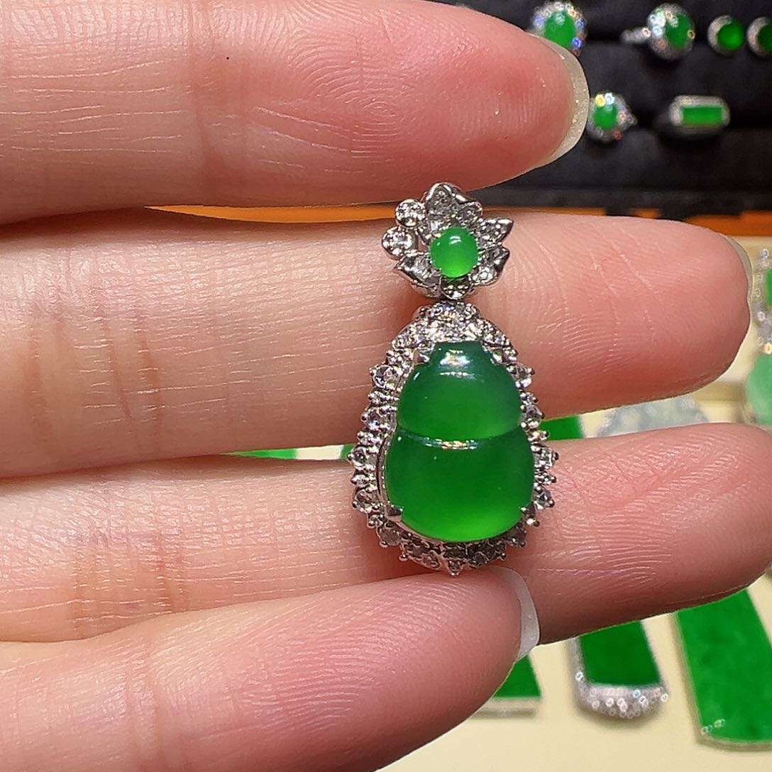 翡翠颈饰18K金镶嵌吊坠