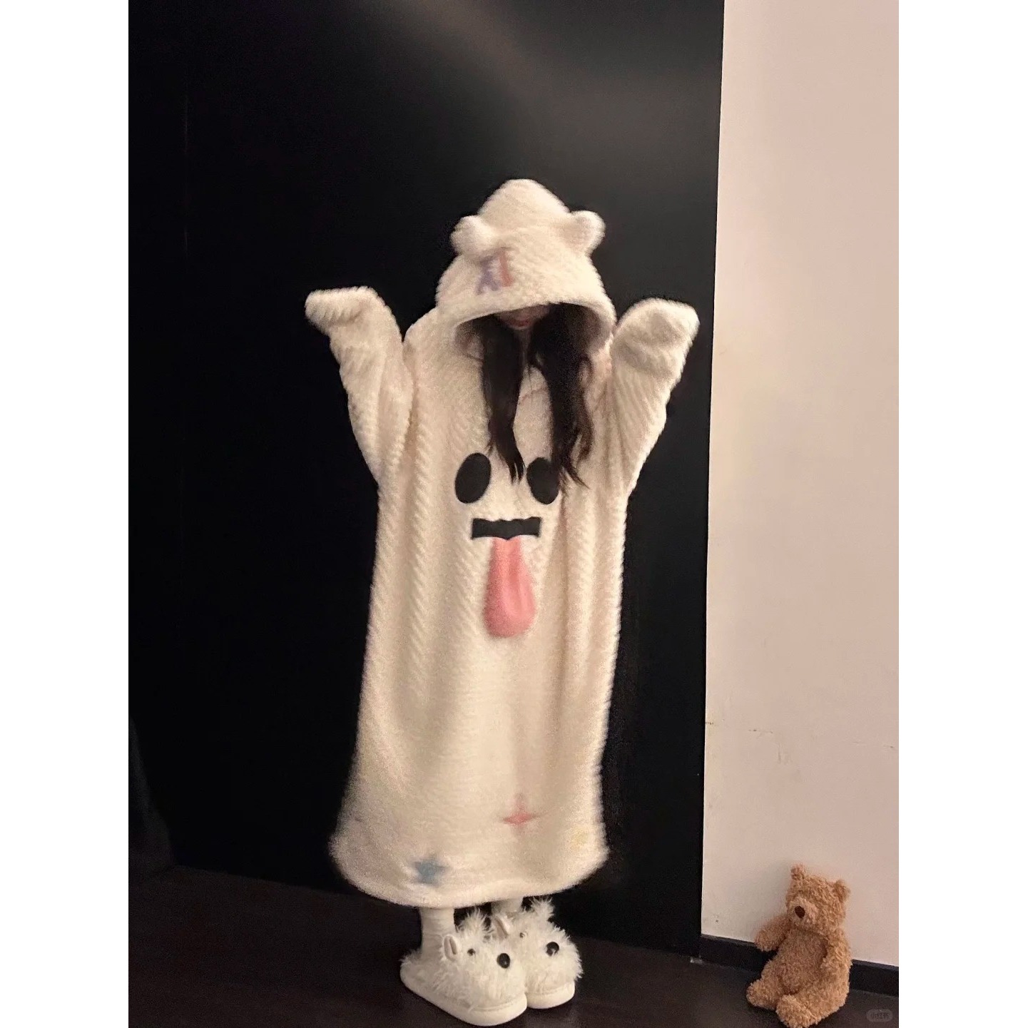 少女可爱搞怪鬼脸连帽珊瑚绒睡衣女冬季款加绒加厚毛绒睡袍家居服