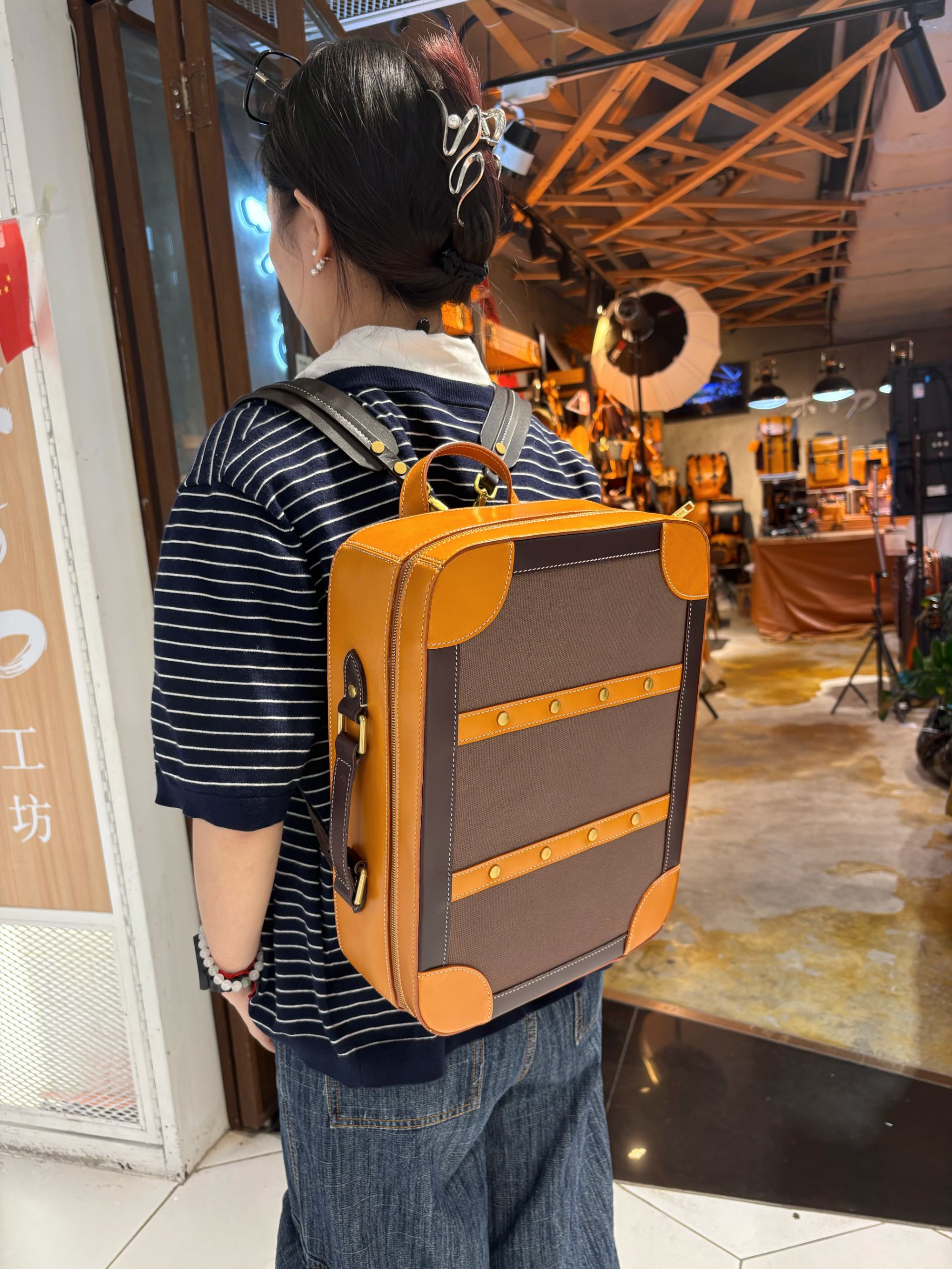 走秀款旅行箱式拼色双肩背包男女同款复古休闲风时尚百搭