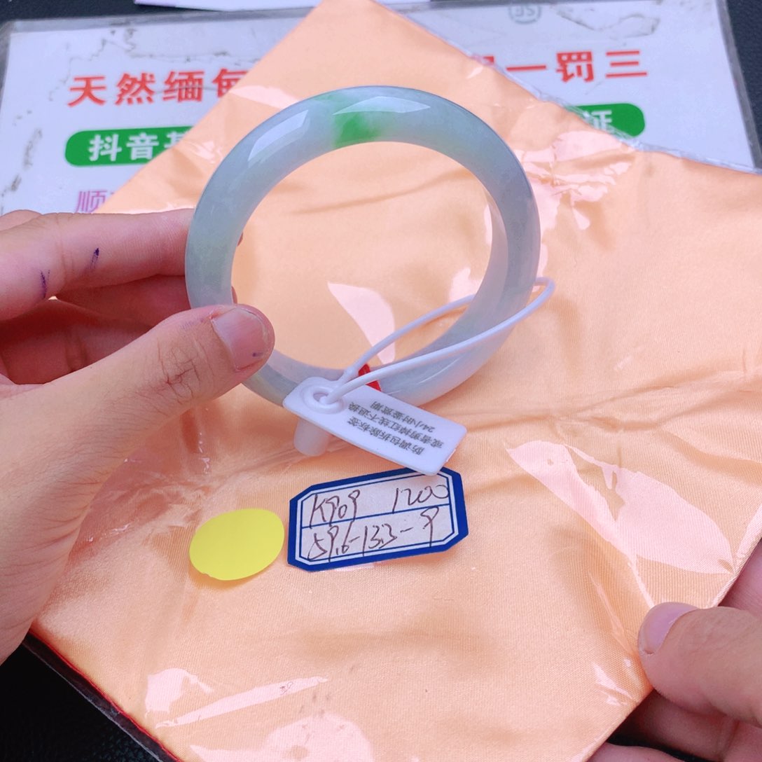 翡翠手镯未镶嵌我