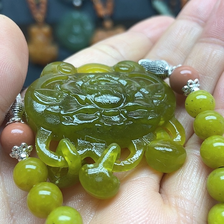 未镶嵌蛇纹石玉颈饰云**曜