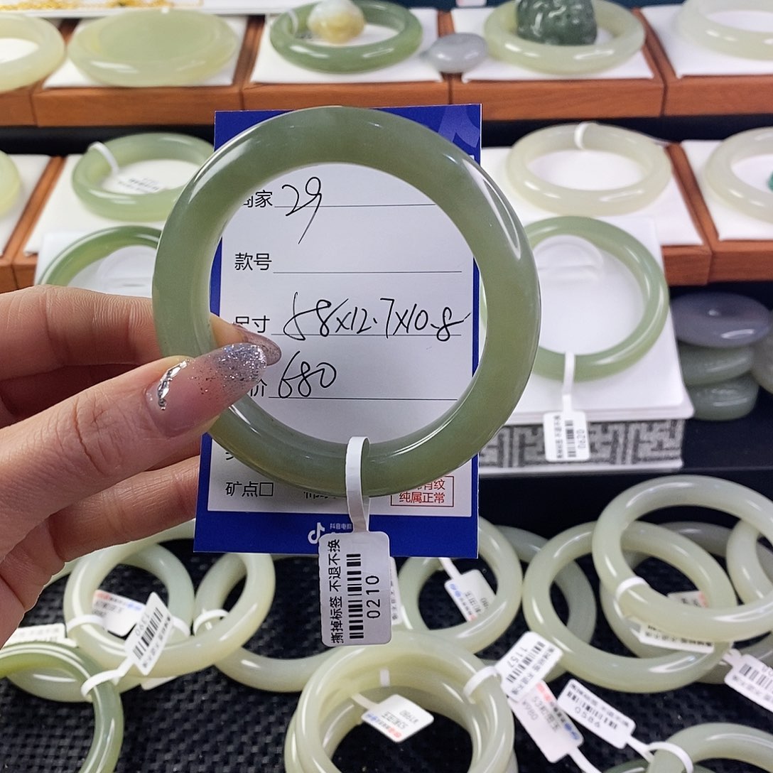 和田玉手镯未镶嵌馨*?