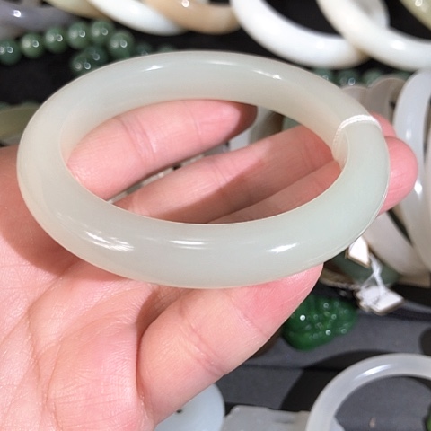 和田玉手镯未镶嵌