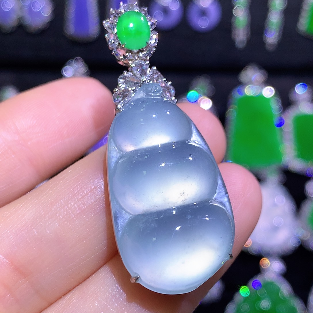 翡翠18K金镶嵌颈饰高冰玻茅台白福豆