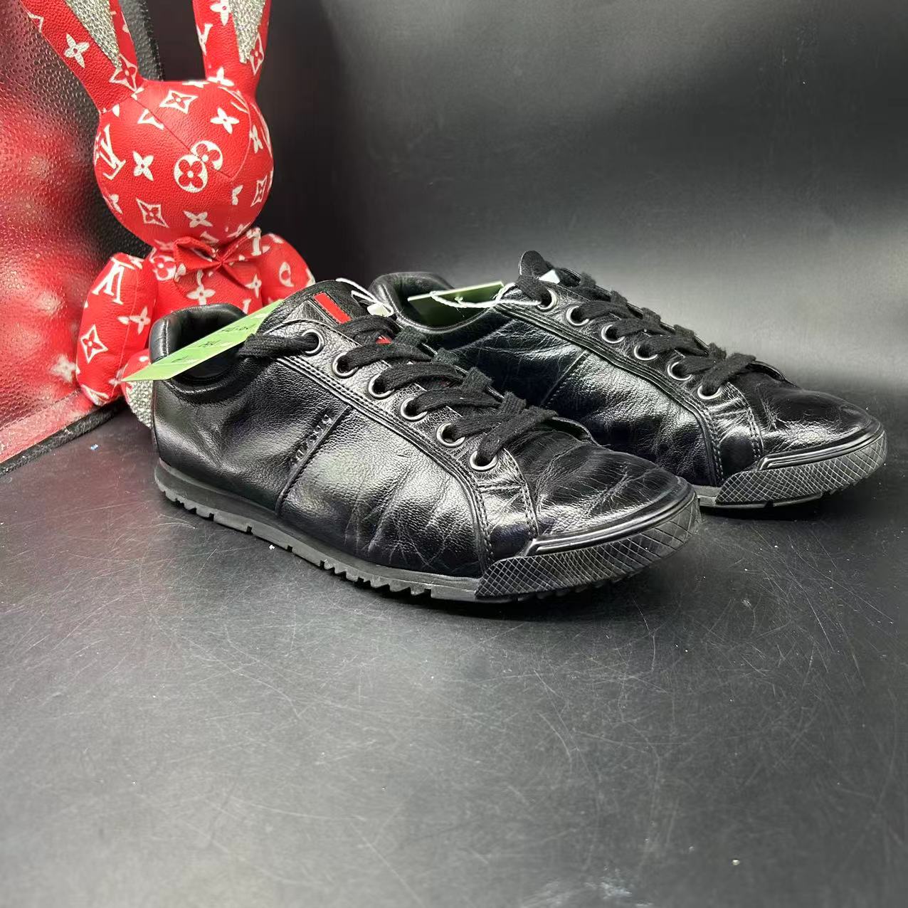 95新 Prada/普拉达 【AO福利】40欧码 男士黑色皮革休闲板鞋ao324