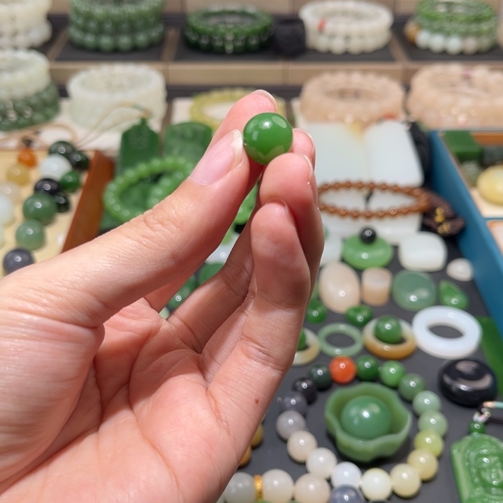 *****和田玉未镶嵌颈饰卡12阳绿单珠