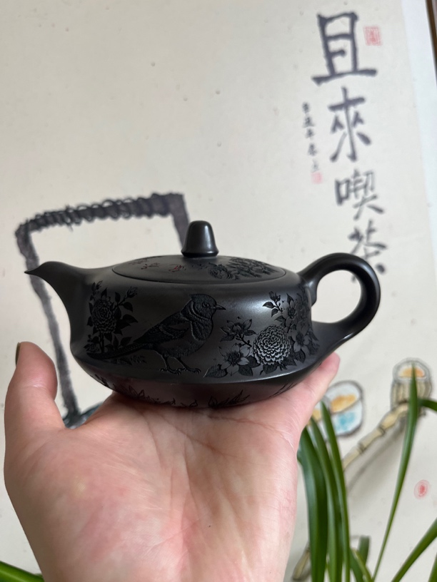 宜兴紫砂壶 石黄刻绘曲壶一帆风顺