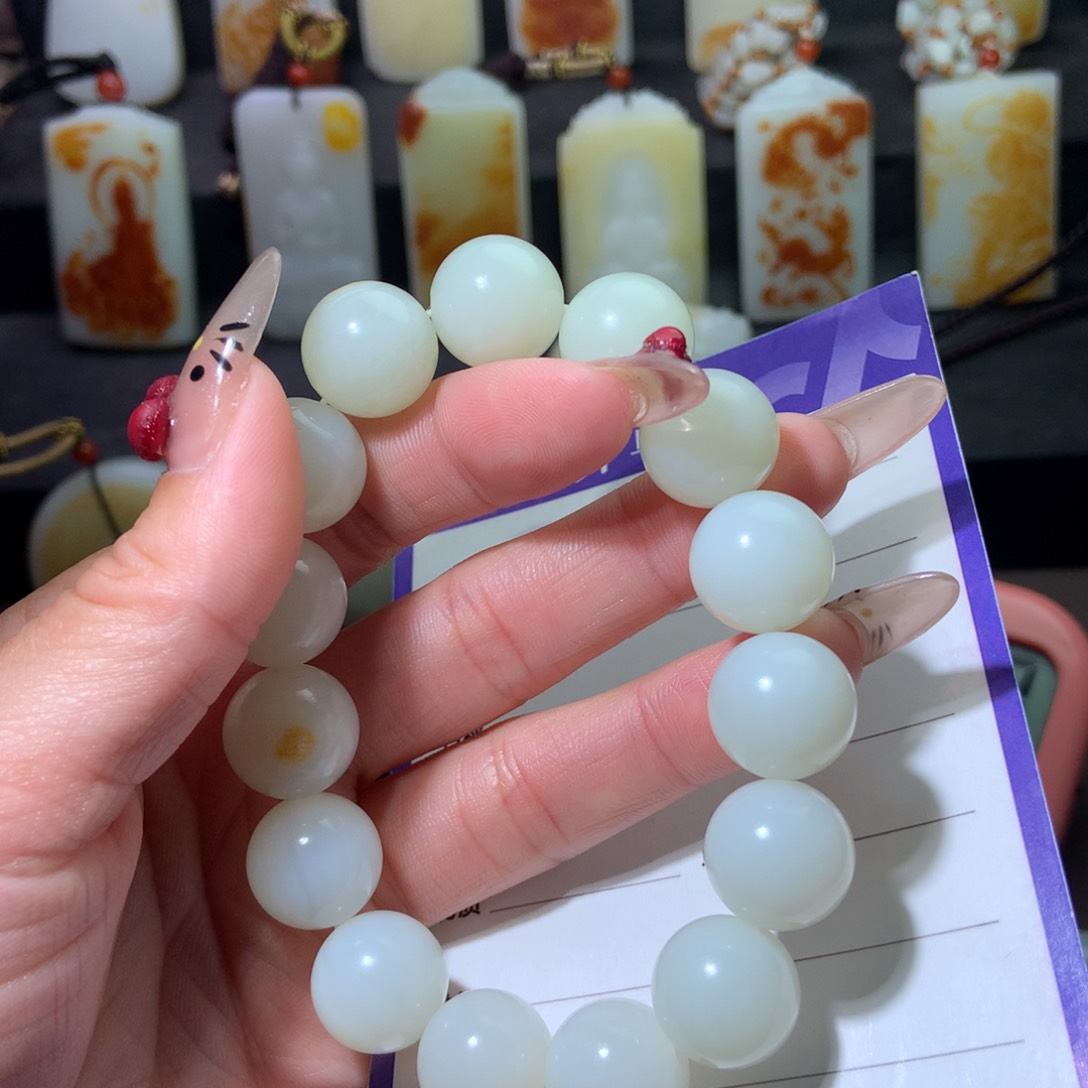 和田玉颈饰未镶嵌何**地