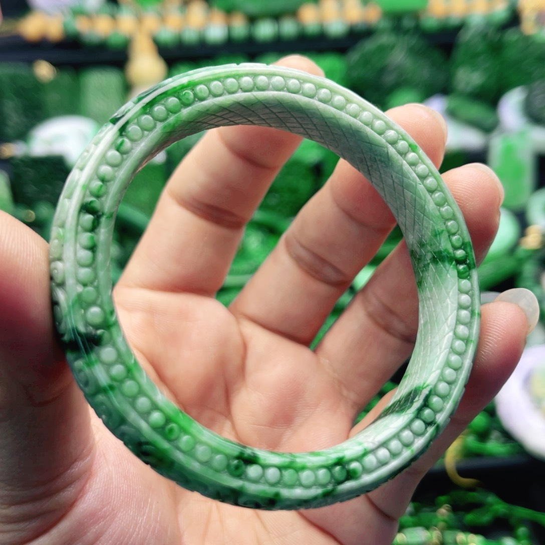 翡翠未镶嵌颈饰手镯
