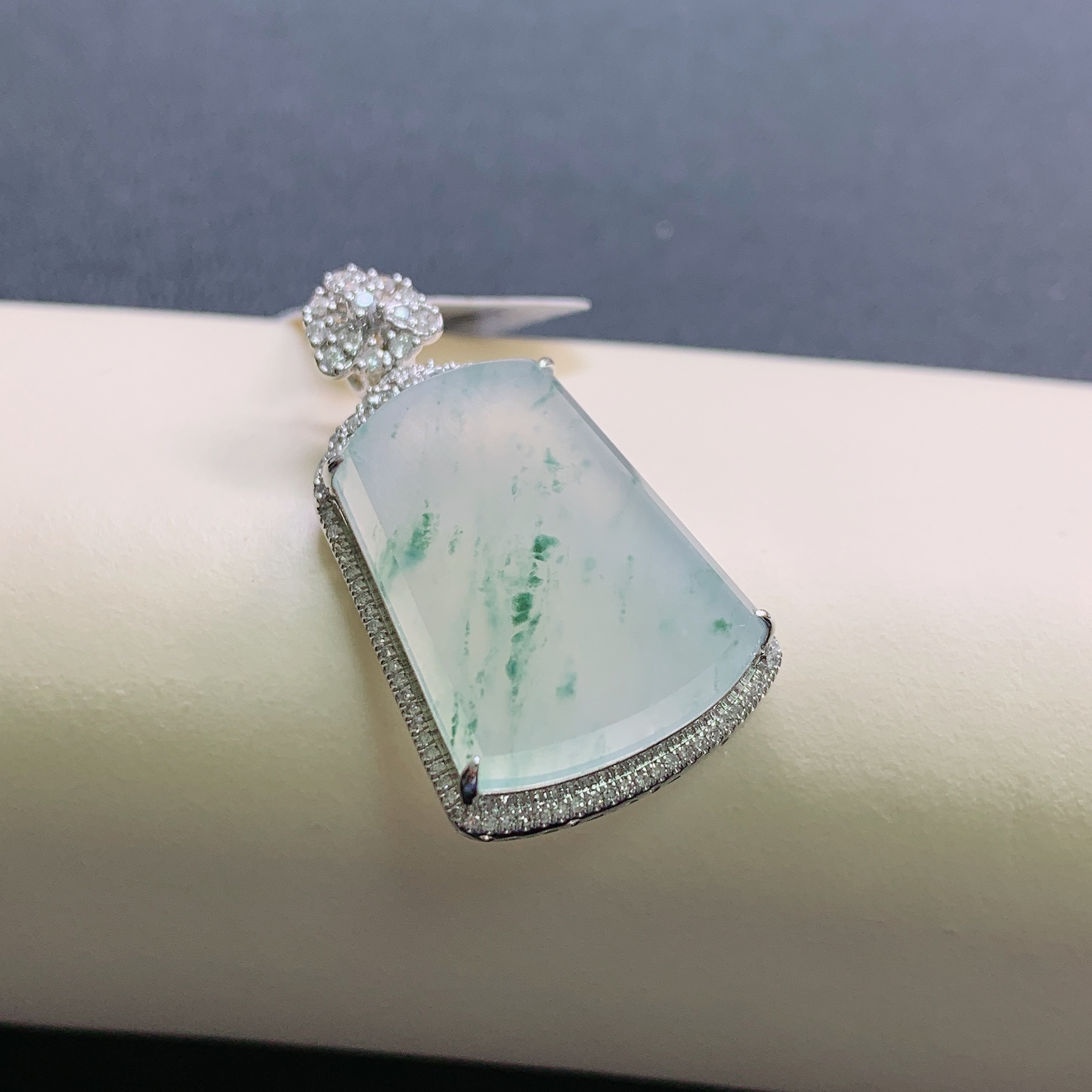 天然缅甸A货翡翠冰种飘花无事牌吊坠女款精致时尚冰透高品质料子