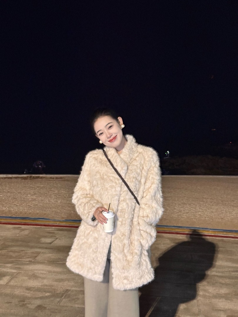 人造皮草 毛毛外套女2025冬季新款中长款年轻款立领小湖羊大衣女