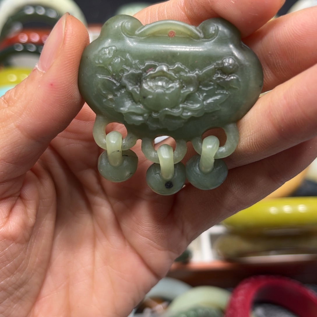 蛇纹石玉颈饰未镶嵌