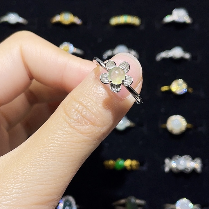 翡翠未镶嵌颈饰戒指