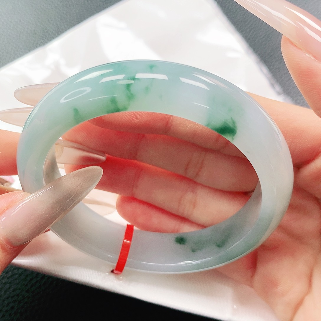 翡翠手镯未镶嵌55圈