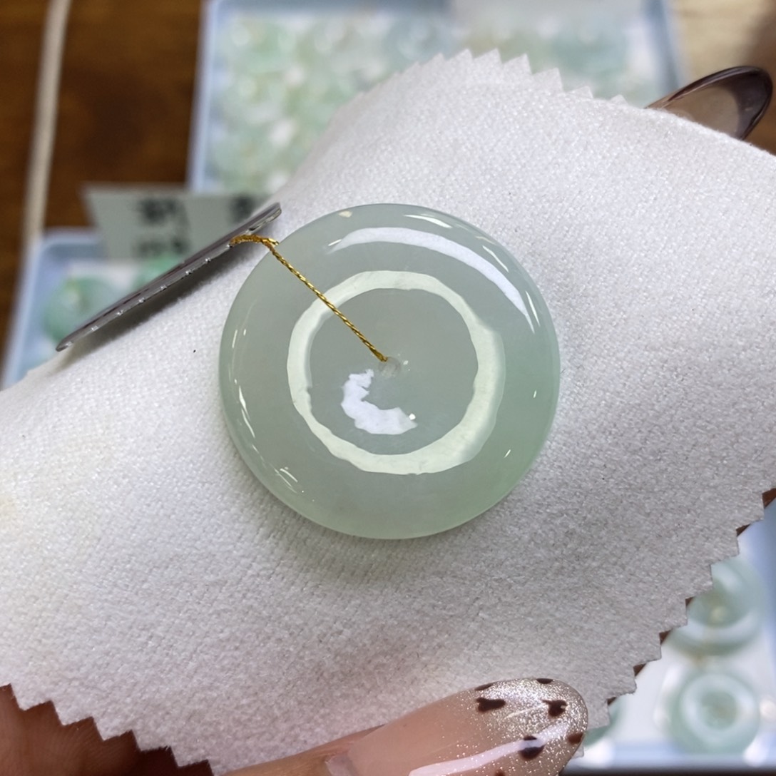 颈饰未镶嵌翡翠平安扣