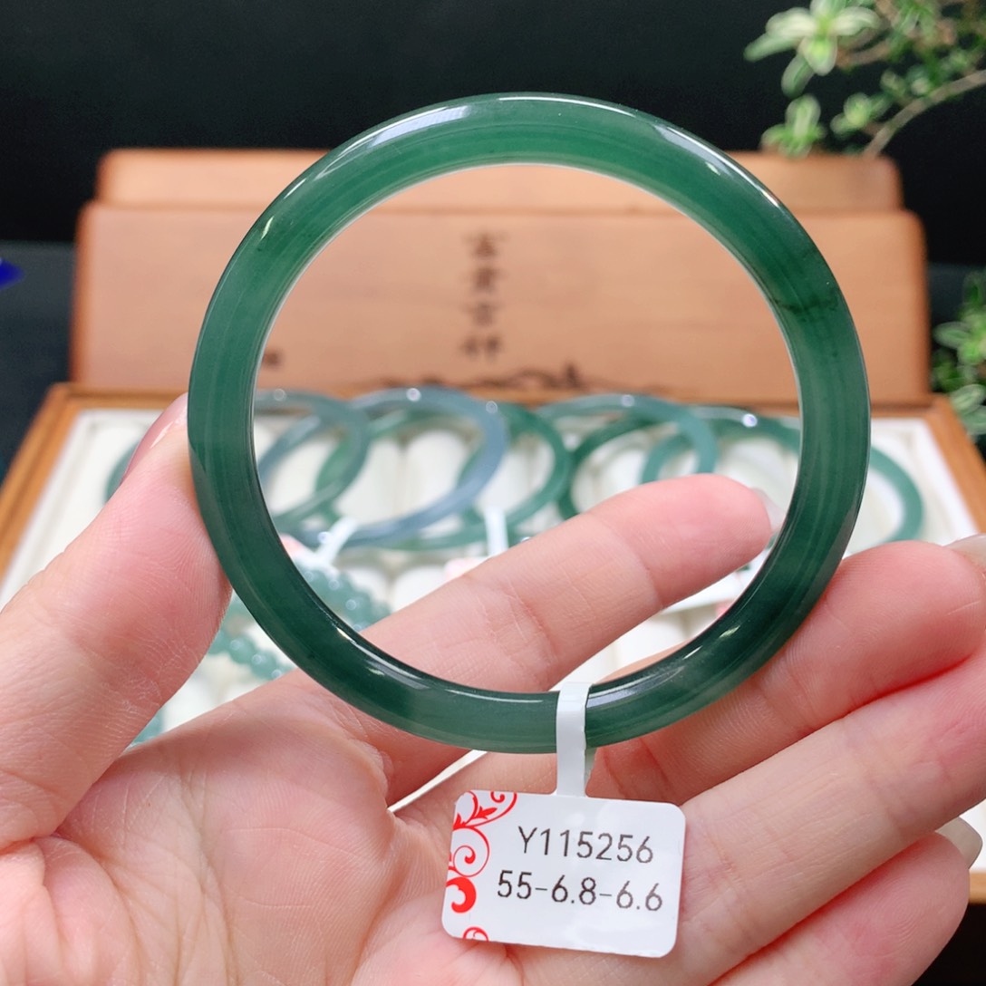 翡翠手镯未镶嵌天然