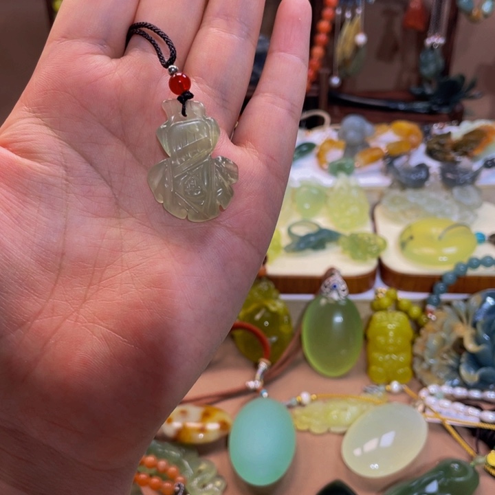 蛇纹石玉颈饰未镶嵌