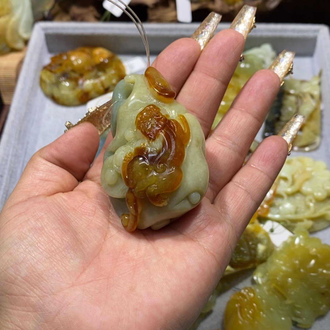 蛇纹石玉颈饰未镶嵌