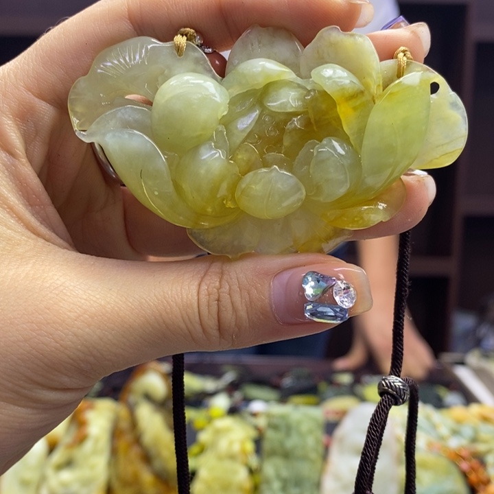 蛇纹石玉未镶嵌颈饰