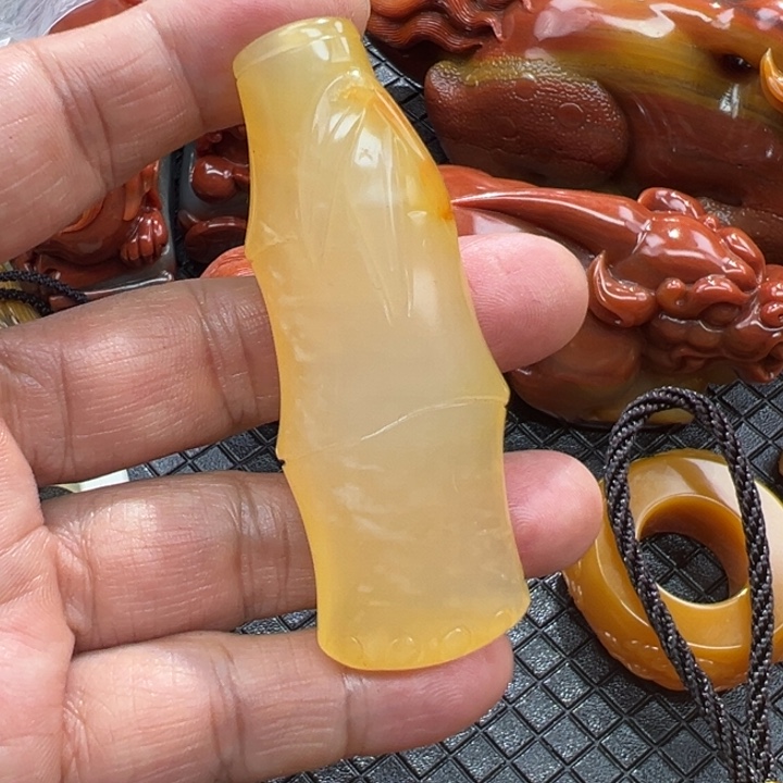 石英质玉（黄龙玉）颈饰合金