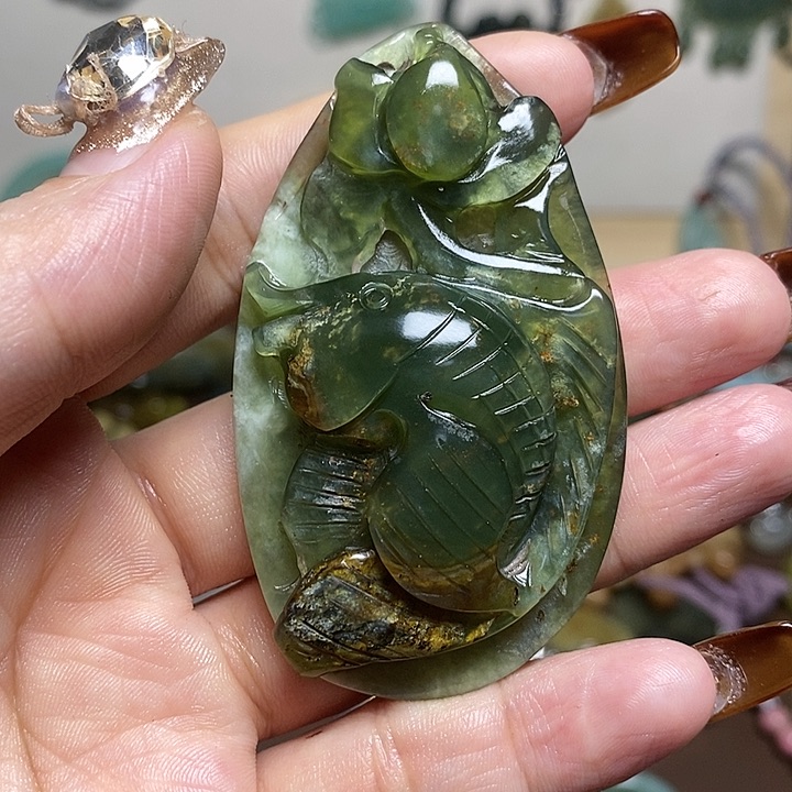 蛇纹石玉吊坠未镶嵌