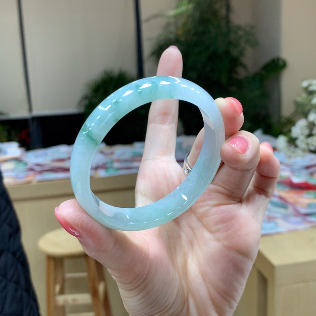 翡翠手镯未镶嵌不退不换
