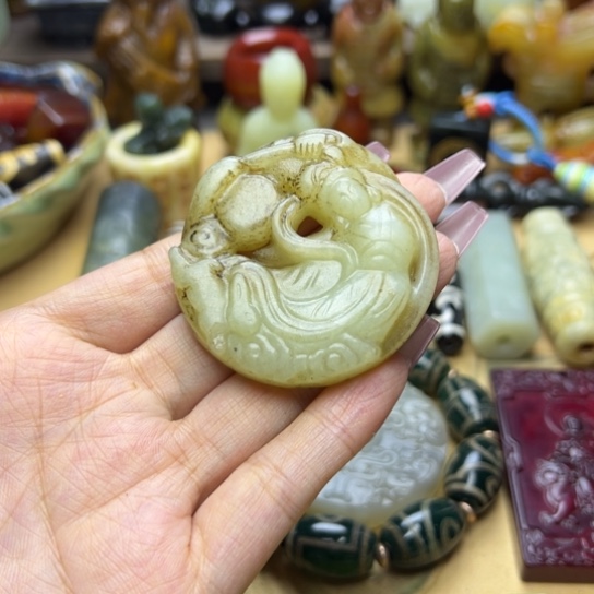 蛇纹石玉未镶嵌颈饰