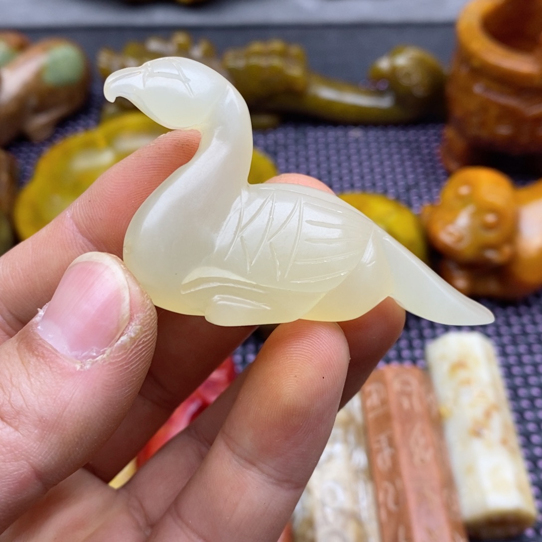 蛇纹石玉颈饰未镶嵌