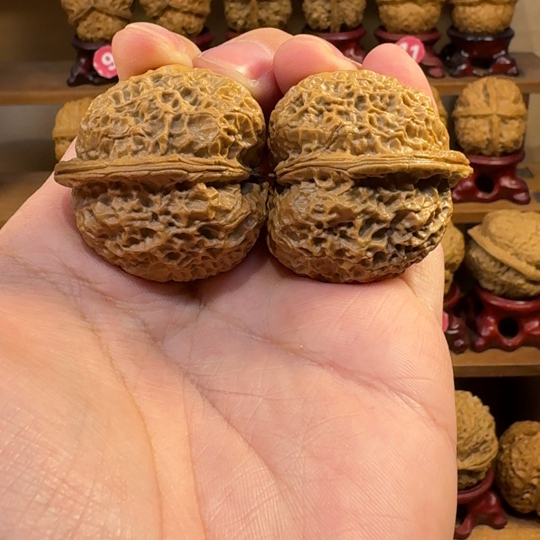 铁核桃把件两棱战斧