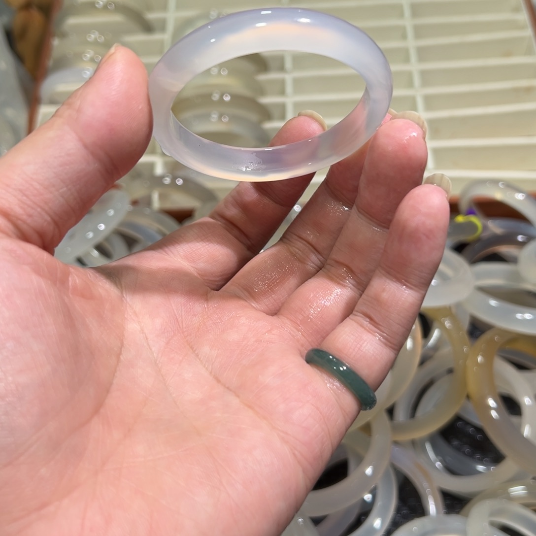 玛瑙/玉髓未镶嵌手镯50圈有包容2.8