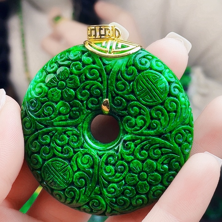 翡翠18K金镶嵌颈饰多样性