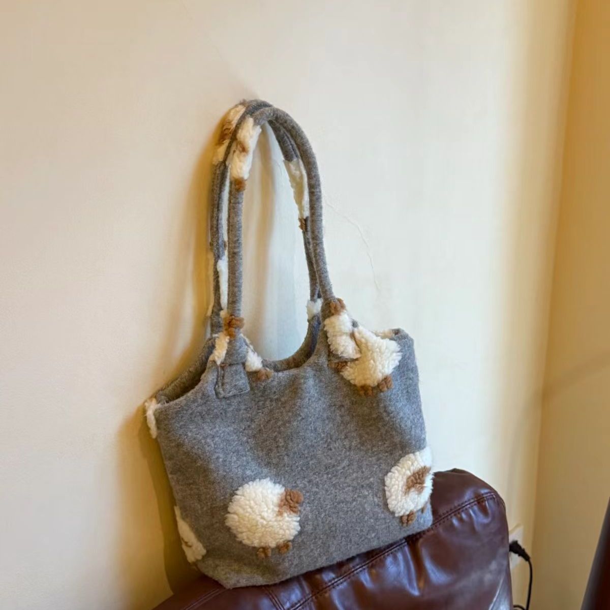 日系可爱卡通小羊毛绒托特包女2025新款秋冬大容量通勤单肩手提包