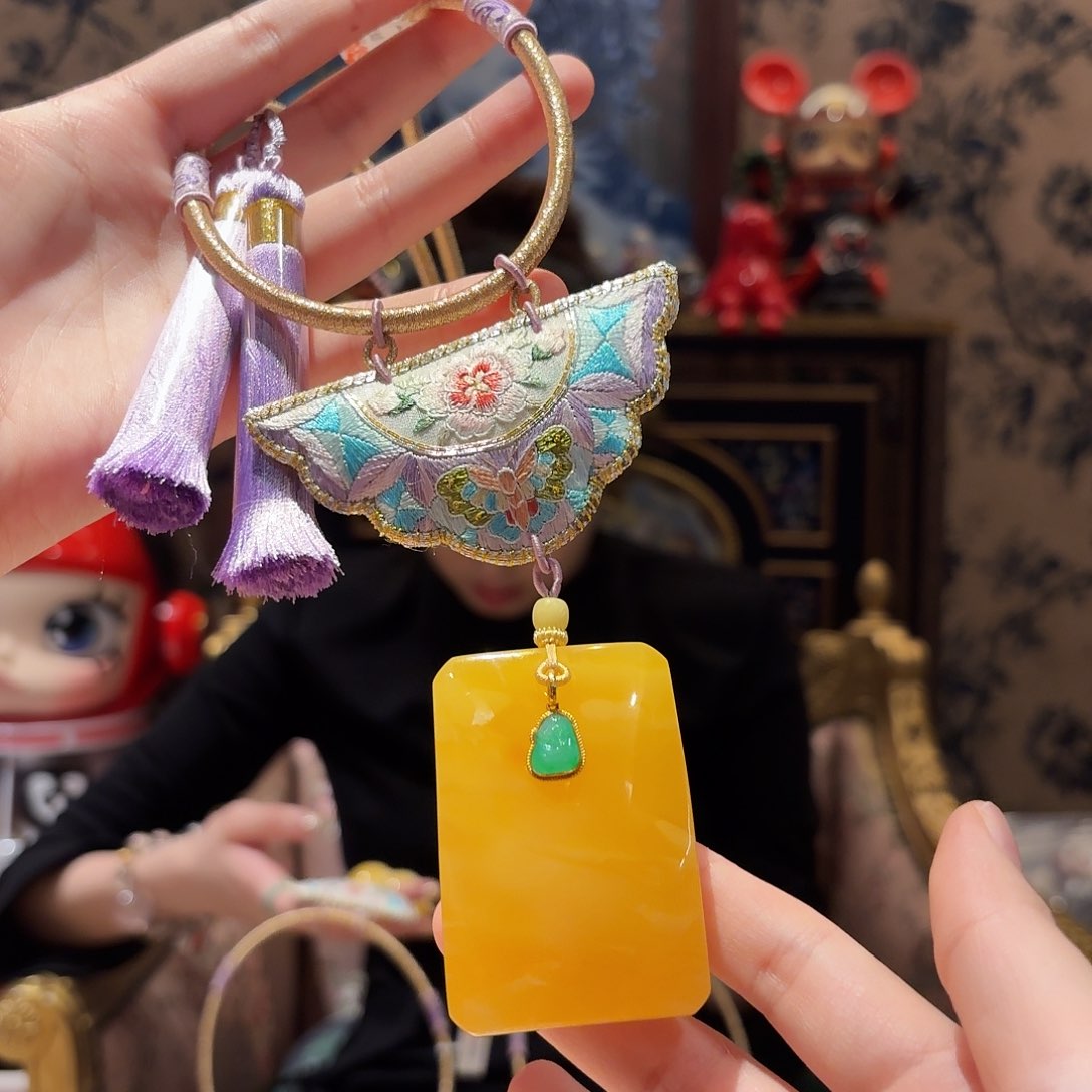 蜜蜡颈饰18K金镶嵌颈饰