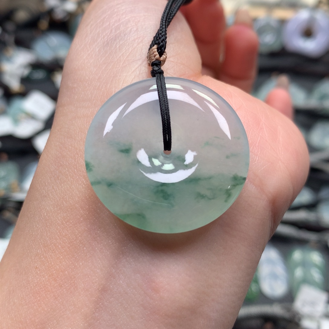 翡翠颈饰未镶嵌平安扣