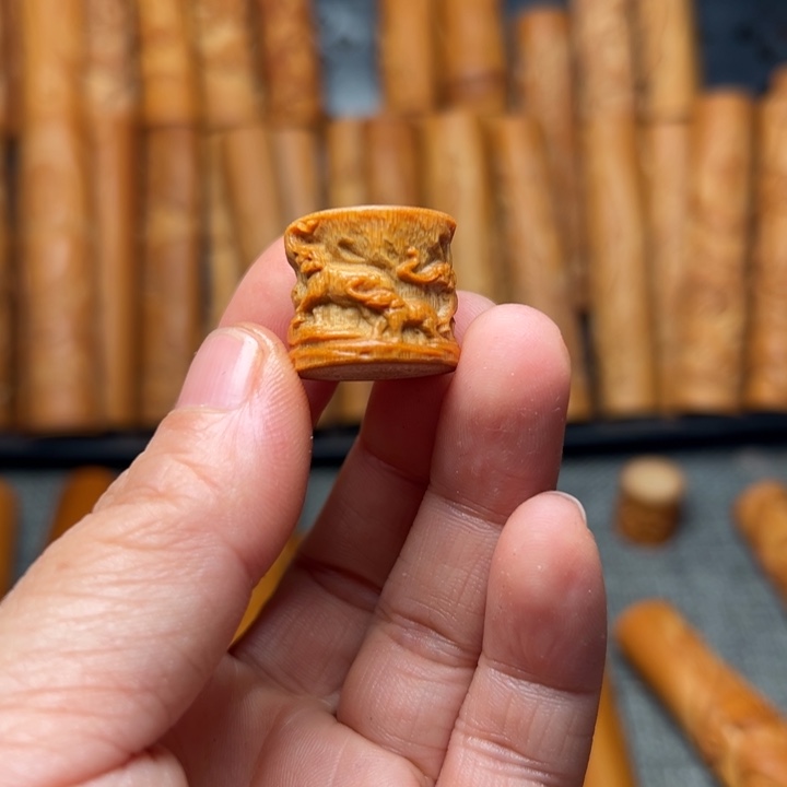 实心竹雕刻手把件