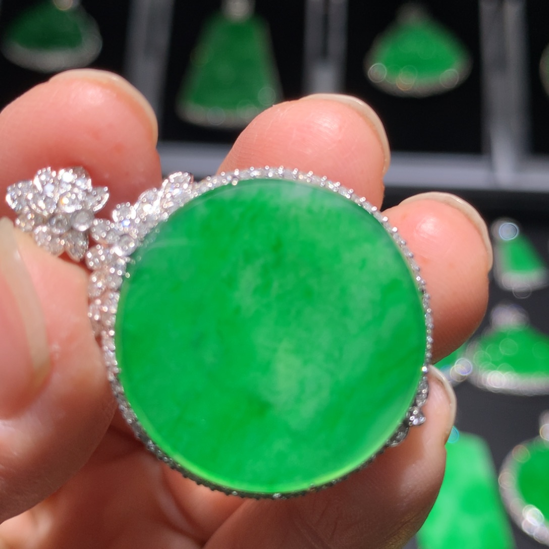 翡翠颈饰18K金镶嵌翡翠