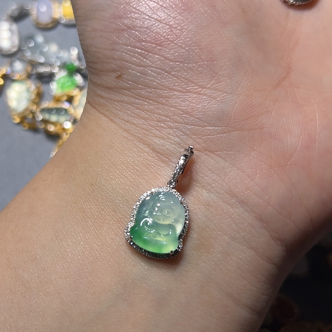 甜****翡翠18K金镶嵌颈饰