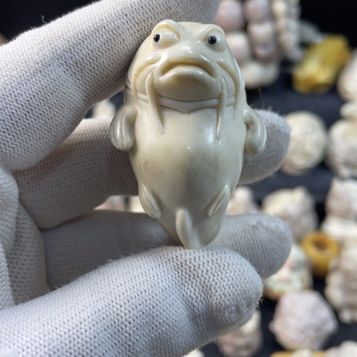 皮质非金属配饰鹿角雕刻小鱼