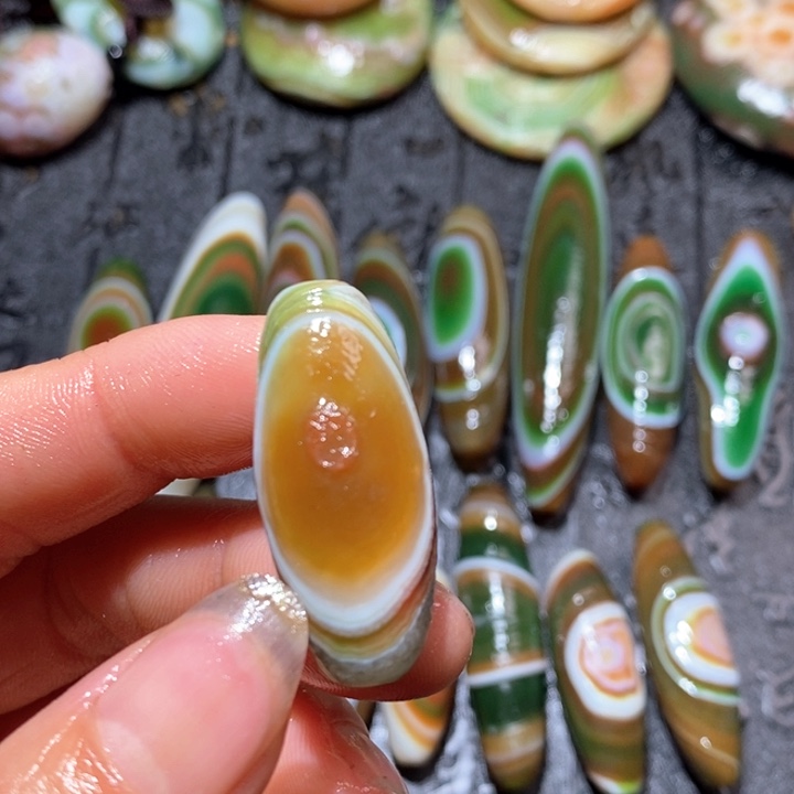 石英质玉颈饰未镶嵌小*五